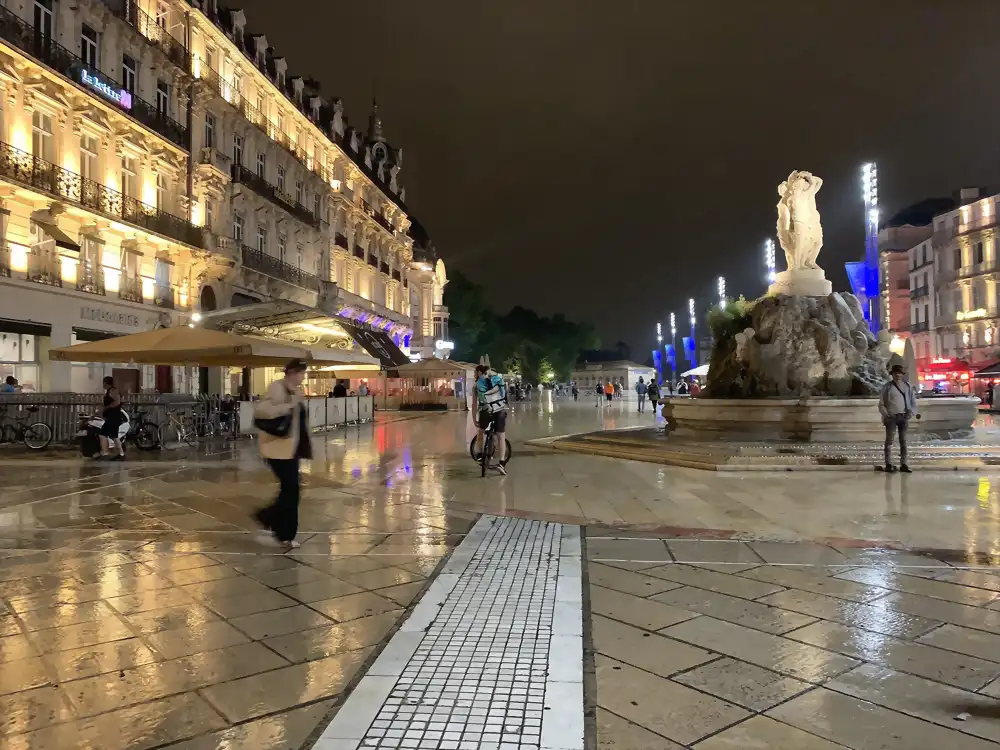 La place de la Comédie à Montpellier, de nuit