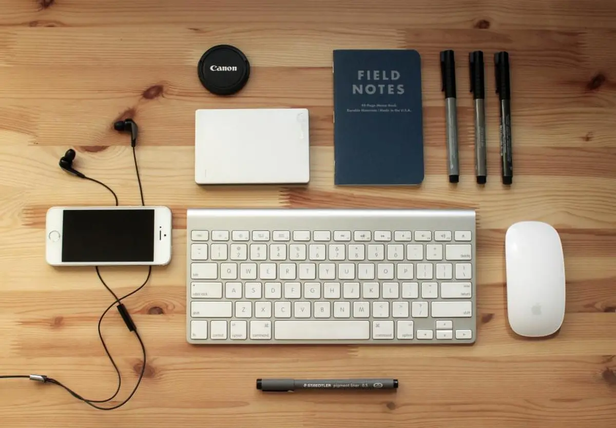 Bureau en bois avec clavier, carnet et téléphone